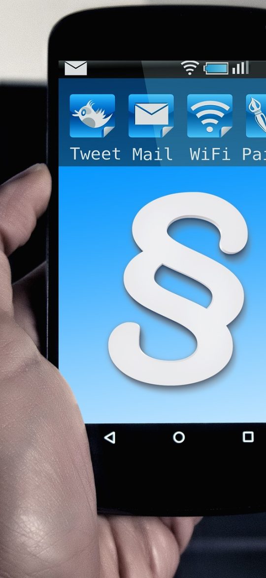 嫩草影视 App 设置界面截图，包含深色模式开关、缓存上限、仅 Wi-Fi 加载与清理缓存按钮，排版简洁清晰